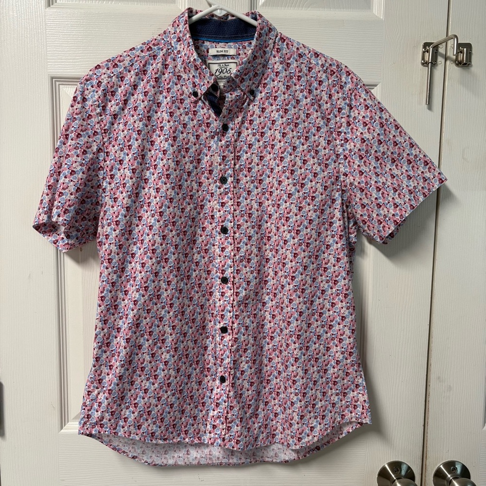 💜 3/$15. Jos A Bank button down, men’s size Large, floral slim fit
